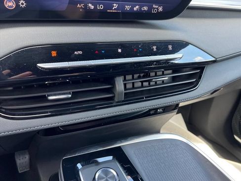 Used 2025 Buick Enclave Preferred AWD/4WD image 23