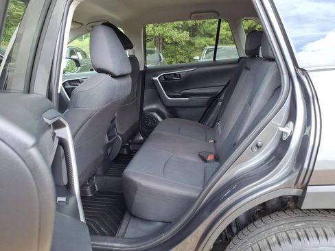 Used 2019 Toyota RAV4 LE FWD image 18