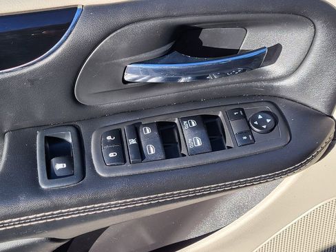 Used 2019 Dodge Grand Caravan SXT image 11