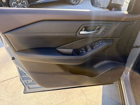 Used 2023 Nissan Rogue SL w/ SL Premium Package image 18