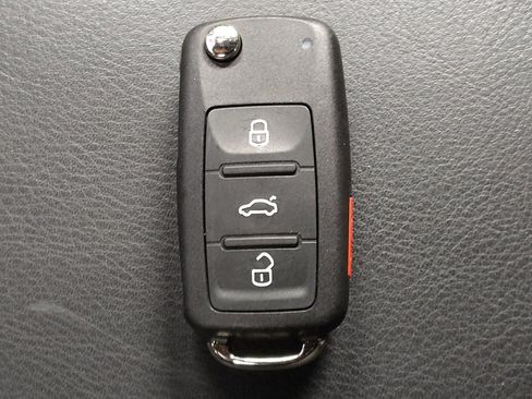 Used 2015 Volkswagen Eos Executive FWD image 32