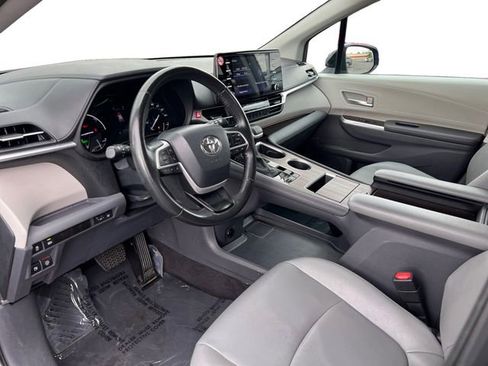Certified 2024 Toyota Sienna XLE FWD image 12