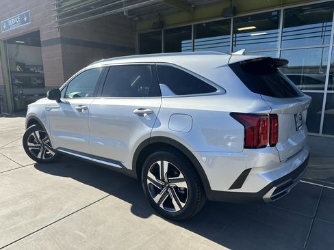 Used 2023 Kia Sorento EX image 4
