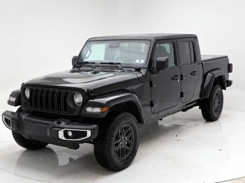 Used 2024 Jeep Gladiator Sport AWD/4WD image 2