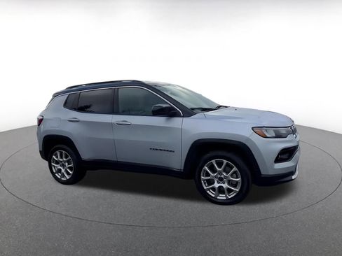 Used 2025 Jeep Compass Limited AWD/4WD image 2
