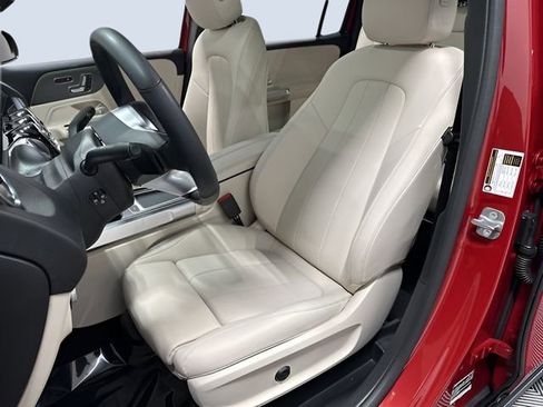 Used 2025 Mercedes-Benz GLB 250 4MATIC image 30