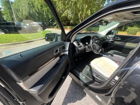 Used 2017 Ford Explorer Platinum AWD/4WD image 4