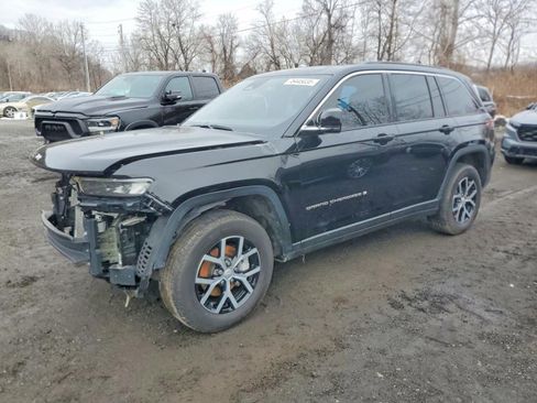 Used 2025 Jeep Grand Cherokee Limited image 3