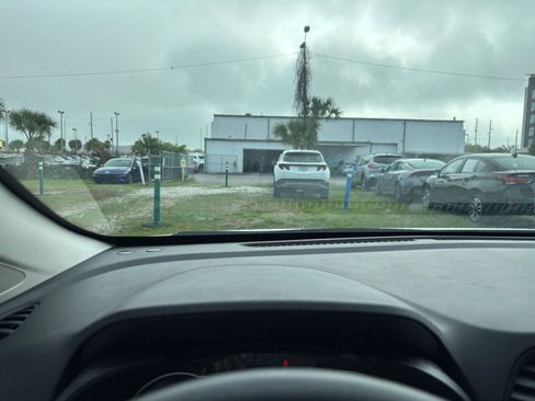 Used 2025 Nissan Versa SV image 34