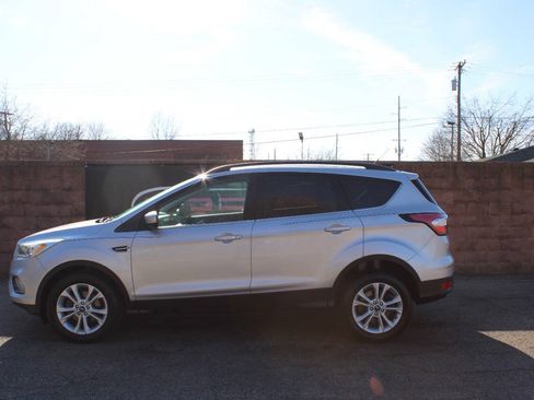 Used 2017 Ford Escape SE w/ Equipment Group 201A FWD image 2