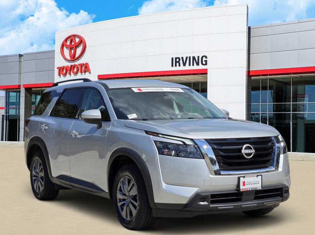 Used 2024 Nissan Pathfinder SV FWD image 2