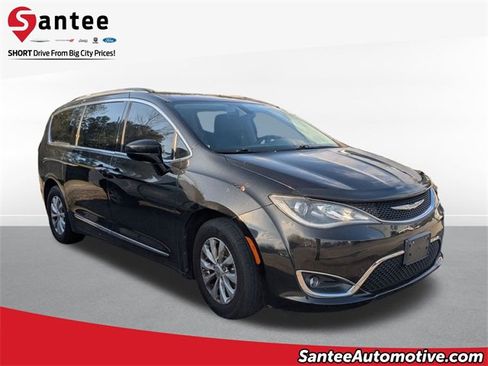 Used 2017 Chrysler Pacifica Touring-L image 1