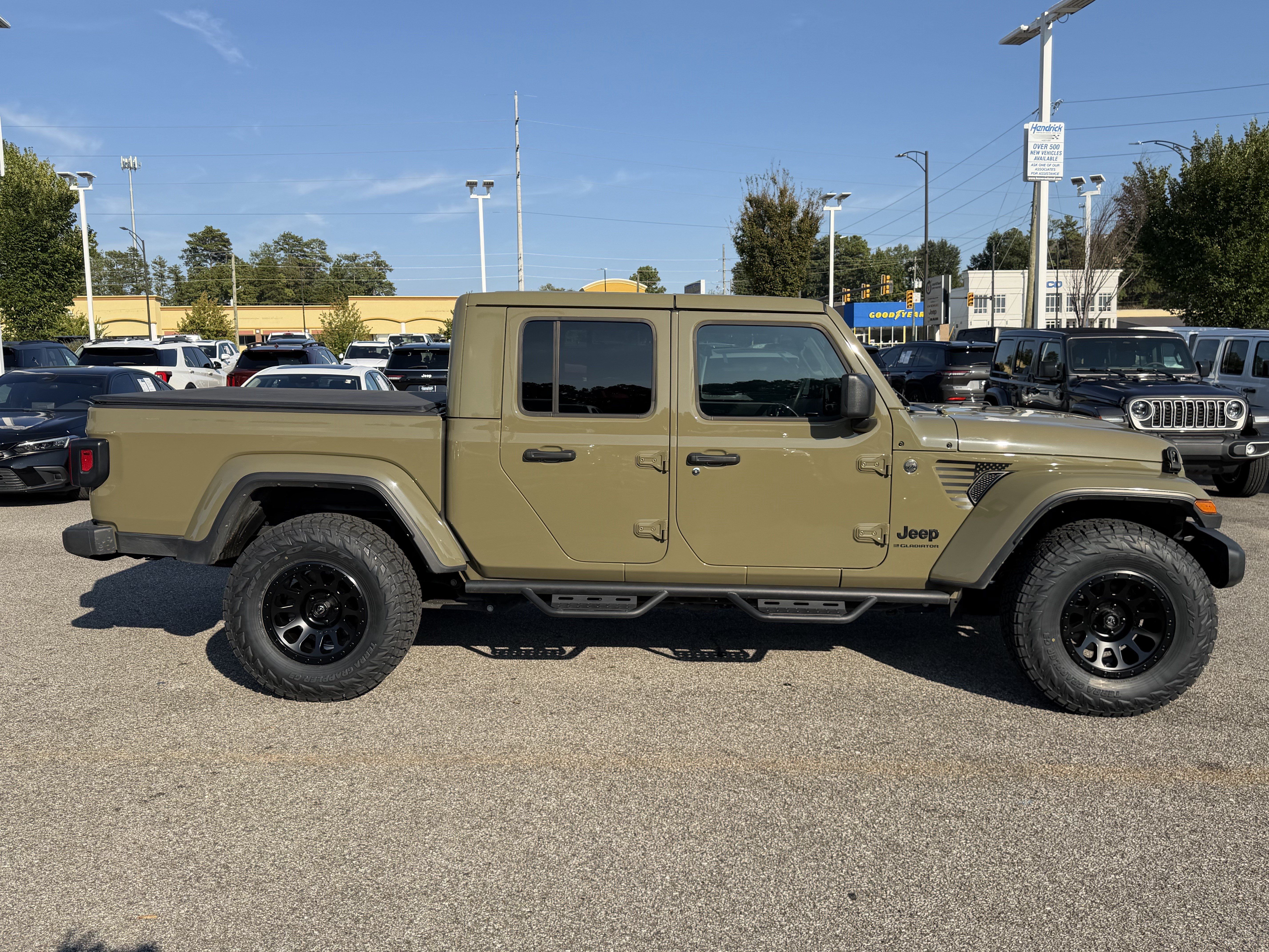 Used 2025 Jeep Gladiator Sport AWD/4WD image 11