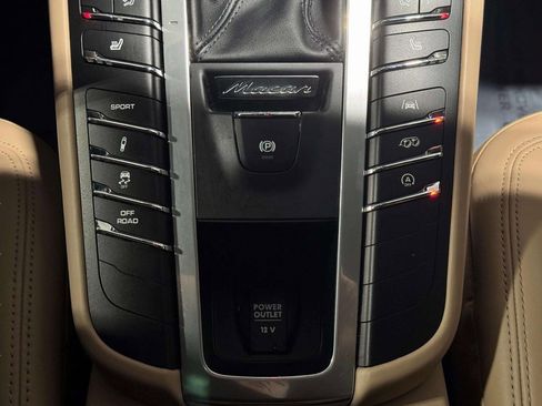 Used 2020 Porsche Macan Turbo image 15