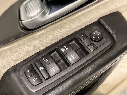 Used 2022 Chrysler Pacifica Touring-L image 26