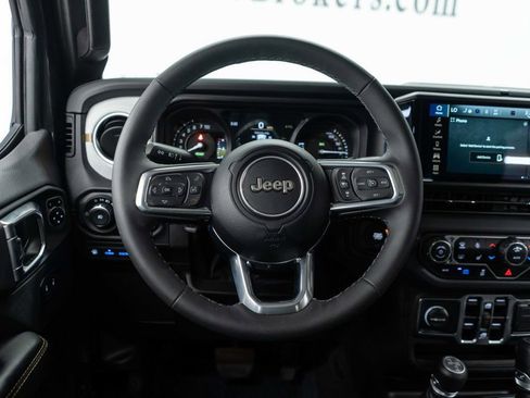 Used 2025 Jeep Wrangler Unlimited Sahara AWD/4WD image 15