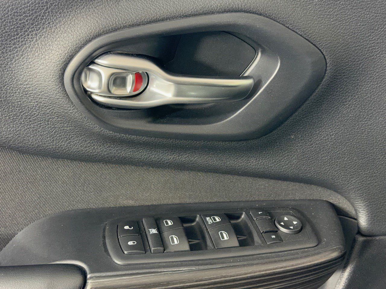 Used 2017 Jeep Cherokee Sport AWD/4WD image 15