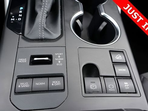 Used 2023 Toyota Highlander LE AWD/4WD image 29