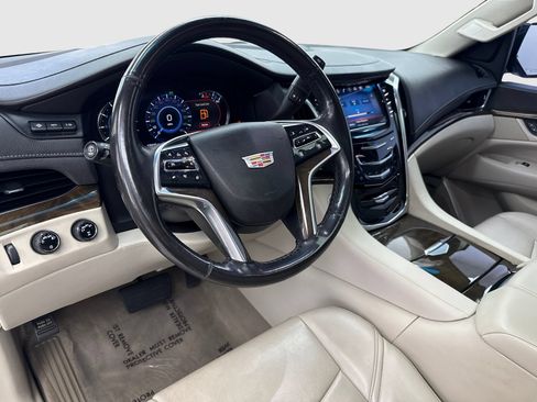 Used 2019 Cadillac Escalade Luxury AWD/4WD image 18