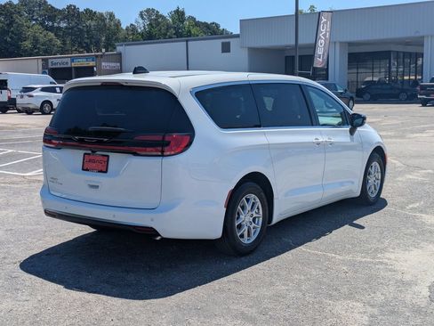 New 2027 Chrysler Pacifica Select w/ Family Tech Group FWD image 7