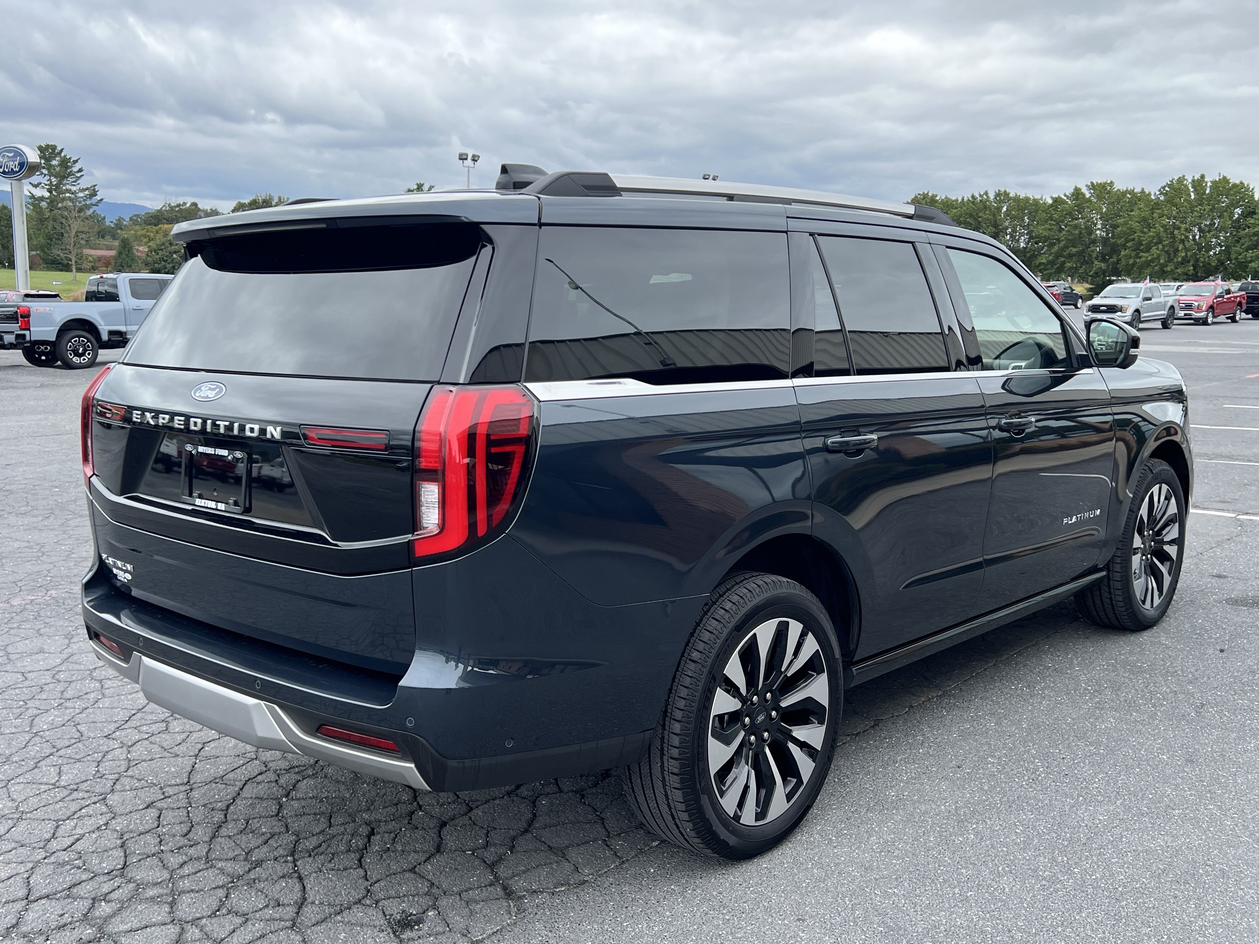 Used 2025 Ford Expedition Platinum w/ Driver's Package AWD/4WD image 6