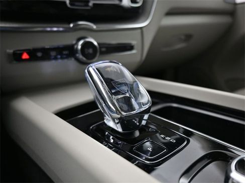 Used 2024 Volvo XC60 B5 Ultimate w/ Protection Package Premier image 12