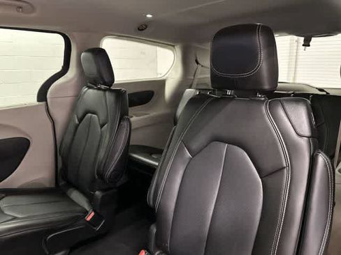 Used 2024 Chrysler Pacifica Touring-L FWD image 14