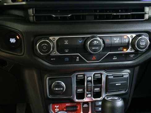 Used 2025 Jeep Wrangler Sport S image 38