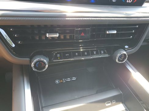 Used 2025 Chevrolet Suburban LT w/ Comfort Package RWD image 32
