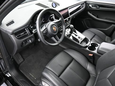 Certified 2025 Porsche Macan image 4