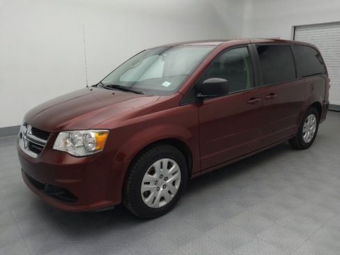 Used 2017 Dodge Grand Caravan SE image 2