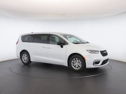 New 2026 Chrysler Pacifica Select image 30