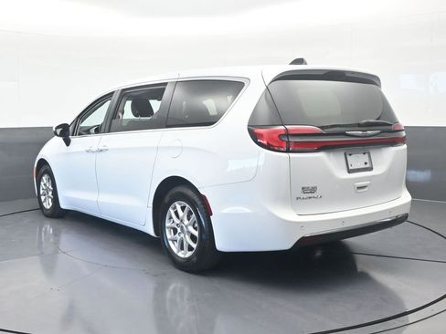 Used 2023 Chrysler Pacifica Touring-L image 4