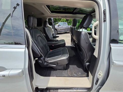 Used 2024 Chrysler Pacifica Limited FWD image 28