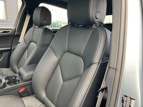 Used 2025 Porsche Macan AWD/4WD image 5