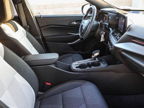 Used 2025 Chevrolet Trax RS image 18