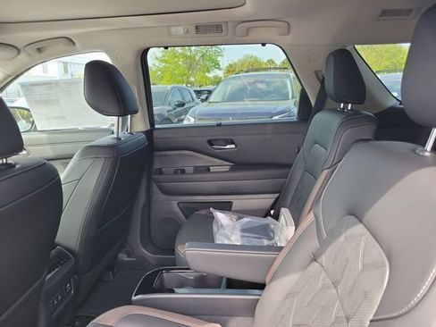 New 2026 Nissan Pathfinder Platinum FWD image 24