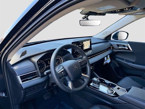 New 2026 Mitsubishi Outlander ES image 9