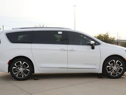 New 2026 Chrysler Pacifica Pinnacle FWD image 10