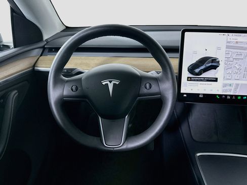 Used 2025 Tesla Model Y Long Range RWD image 16