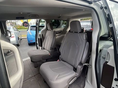 Used 2017 Chrysler Pacifica Touring image 7