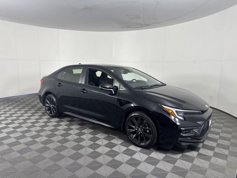 Used 2025 Toyota Corolla SE w/ Convenience Package FWD image 2