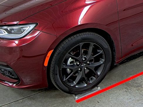 Used 2023 Chrysler Pacifica Limited w/ S Appearance Package image 7