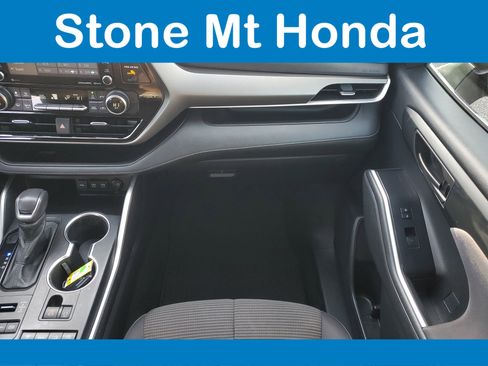 Used 2021 Toyota Highlander LE image 19