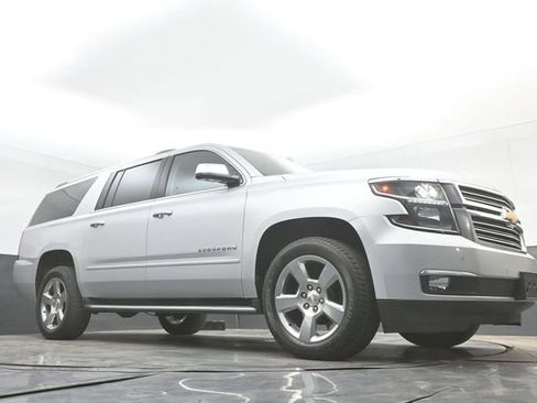 Used 2020 Chevrolet Suburban Premier AWD/4WD image 46