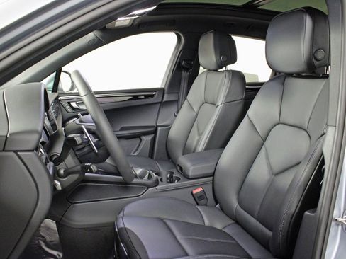 Used 2025 Porsche Macan image 5