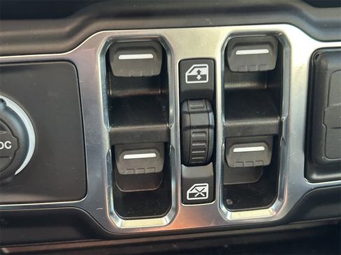 Used 2022 Jeep Wrangler Unlimited Sahara image 32