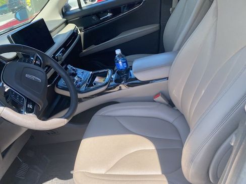 Used 2023 Lincoln Nautilus FWD w/ Premium Package image 4