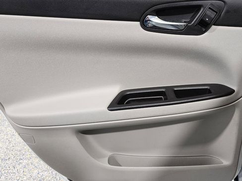 Used 2010 Chevrolet Impala LT FWD image 18