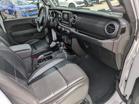 Used 2018 Jeep Wrangler Unlimited Sahara w/ LED Lighting Group AWD/4WD image 12